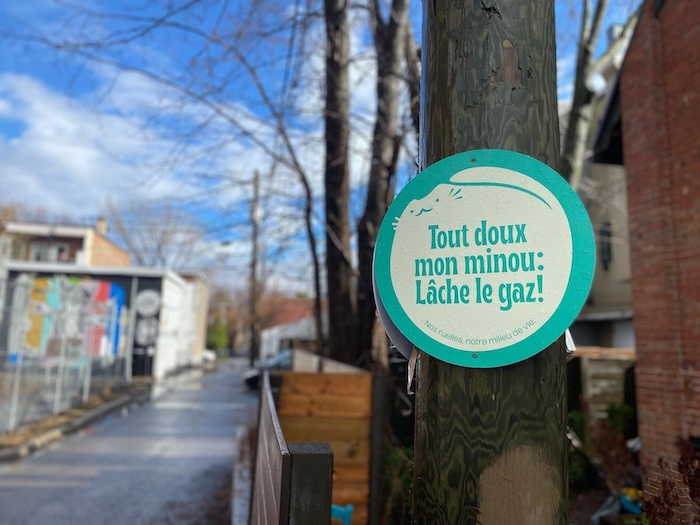 En 2024, le conseil de quartier du Vieux-Limoilou présentait son projet de signalétique visant à améliorer la sécurité routière dans les ruelles.