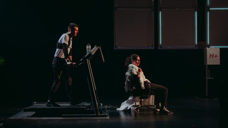 Emile Beauchemin et Maureen Roberge, dans H+. (Crédit photo : Stéphane Bourgeois)