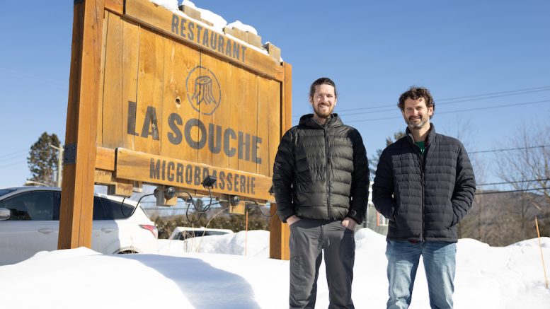 Antoine Bernatchez et Olivier Giguère, copropriétaires de la microbrasserie La Souche. (Crédit photo : Alexandre Zacharie)