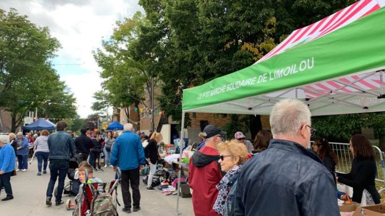 Le p'tit marché solidaire de Limoilou, qui sillonne les rues du quartier chaque été, fait partie des ressources recensées dans Ma Carte alimentaire Limoilou. (Crédit photo : Le P'tit marché solidaire de Limoilou)