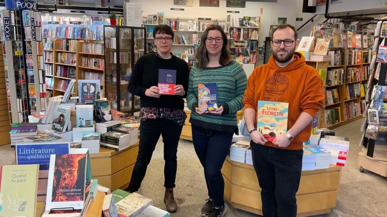 Au centre, Aude Meunier-Rochon, responsable des communications et des événements de la Librairie Pantoute. À gauche et droite, Marie-Ève Julien-Denis et Maxime Valentin, libraires de Pantoute Saint-Roch. (Crédit photo : Estelle Lévêque)