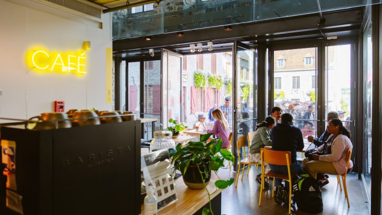 L'espace café de l'Aire publique EXMURO. (Crédit photo : Stéphane Bourgeois, 2024)